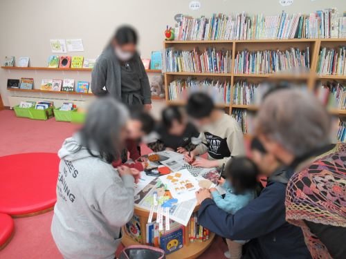 工作で凧のオブジェを作っている様子