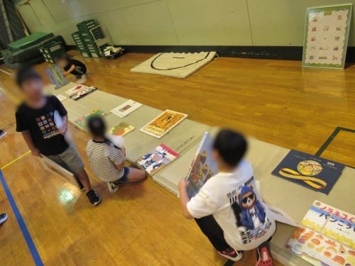 大型絵本を見ている様子