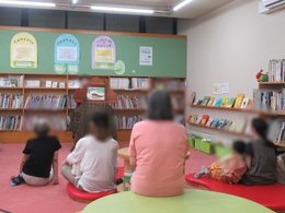 紙芝居を見ている様子1