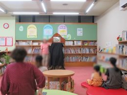 紙芝居を見ている様子2