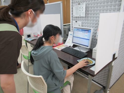 本を探している様子１