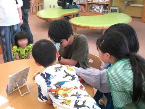 顕微鏡で羽を見る