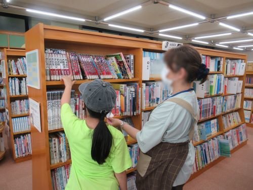 本を探す様子