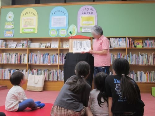絵本を読んでいる様子