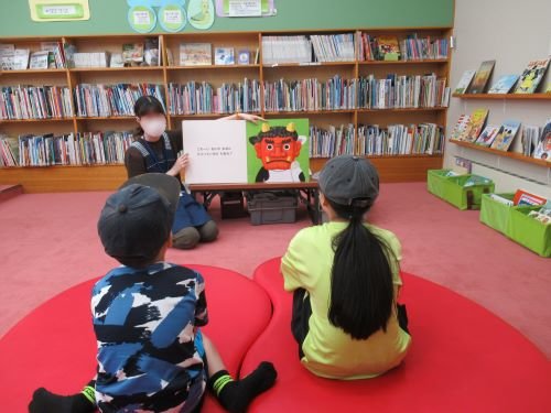 絵本を見ている様子