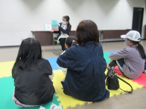えほんの読み聞かせの様子
