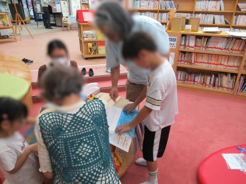 工作で糊付けしているところ２