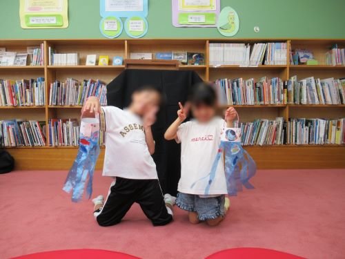 自分で作った工作を持って写真撮影