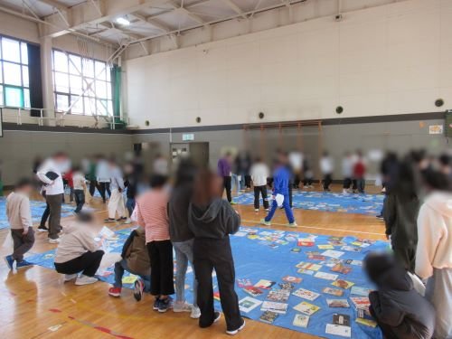 ブックフェスティバル本を選ぶ様子１