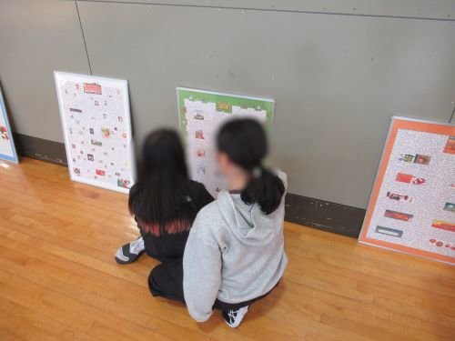 おはなしめいろを楽しむ様子