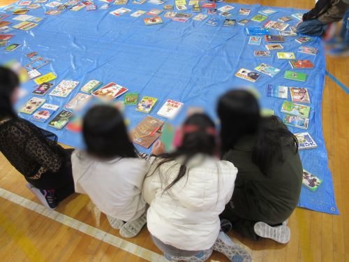 ブックフェスティバル本を選ぶ様子２