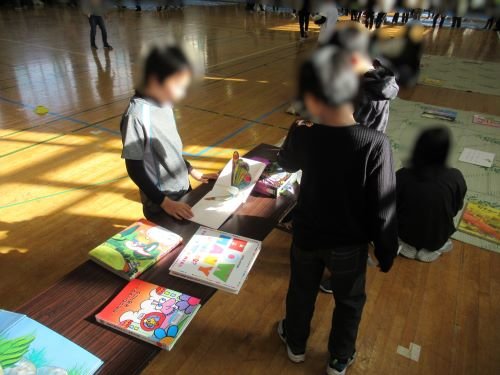 仕掛け絵本を楽しむ様子