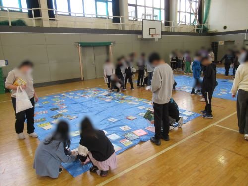 ブックフェスティバル本を選ぶ様子３