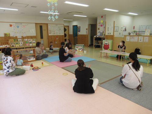 絵本についてお話をしている様子
