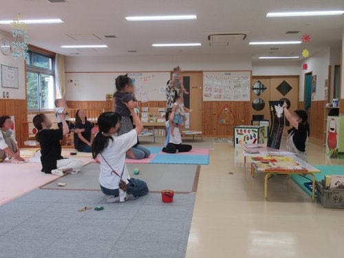 絵本を楽しんでいる様子