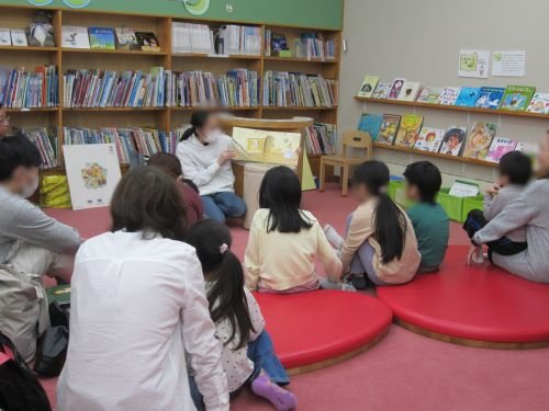えほんの読み聞かせの様子