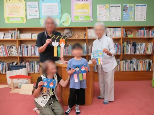 作品を持って記念撮影