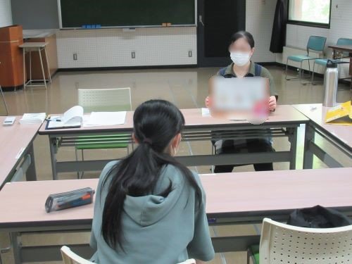 説明を受けている様子