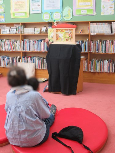 紙芝居を見ている様子2
