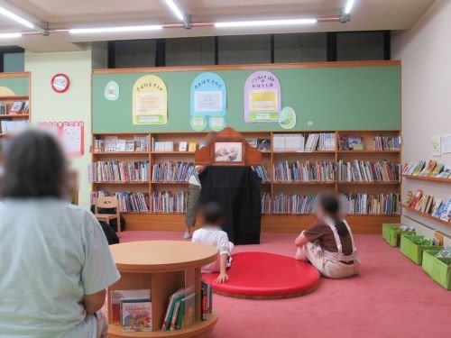 紙芝居のラッコのクルンを読んでいるところ