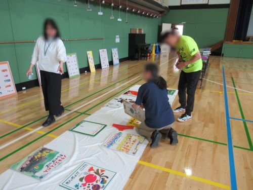 大型絵本を見ている様子